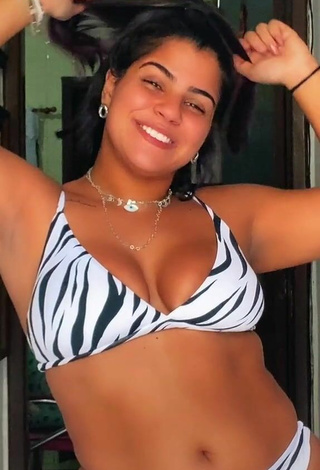 1. Impresionante Julia Antunes Enseña Escote Con Bikini Cebra Y Tetas Saltarinas