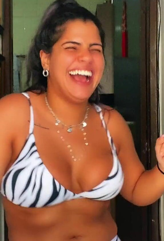 3. Impresionante Julia Antunes Enseña Escote Con Bikini Cebra Y Tetas Saltarinas