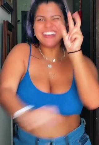 Atractiva Julia Antunes enseña escote con Provocativos Top Corto Azul y Tetas Saltarinas