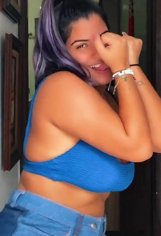 5. Atractiva Julia Antunes Enseña Escote Con Provocativos Top Corto Azul Y Tetas Saltarinas