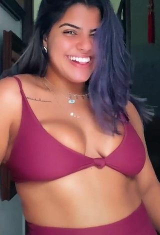 1. Caliente Julia Antunes Enseña Escote Con Bikini Rojo Y Senos Saltarines