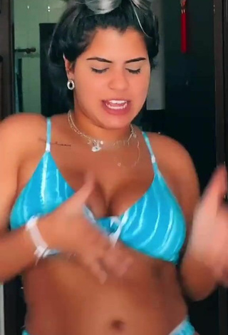 Dulce Julia Antunes enseña escote con Bikini Azul