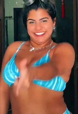 2. Dulce Julia Antunes Enseña Escote Con Bikini Azul