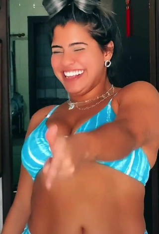 3. Dulce Julia Antunes Enseña Escote Con Bikini Azul