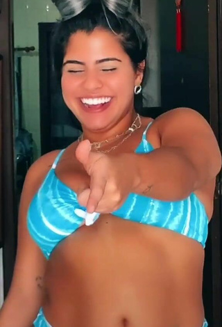 4. Dulce Julia Antunes Enseña Escote Con Bikini Azul