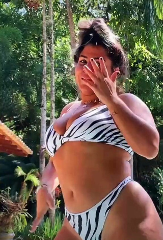 5. Realmente Linda Julia Antunes Enseña Escote Con Bikini Cebra