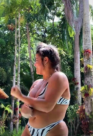 Cariño Julia Antunes enseña escote con Sensuales Bikini Cebra