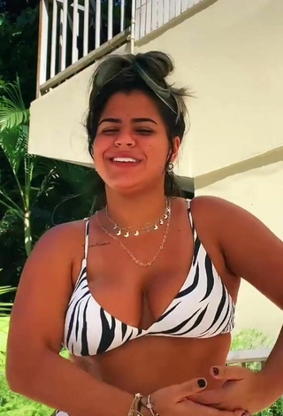 2. Magnífica Julia Antunes Enseña Escote Con Tentadores Bikini Cebra Y Pechos Saltarinas