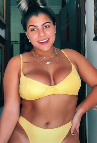 Bonita Julia Antunes enseña escote con Bikini Amarillo