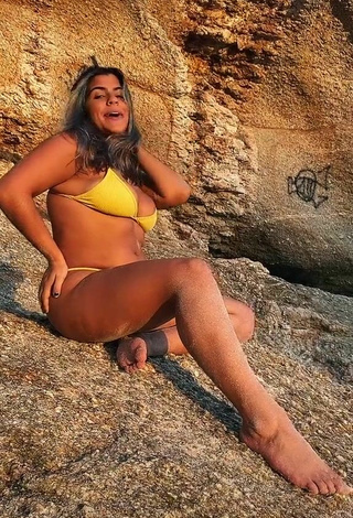 Fina Julia Antunes enseña escote con Bikini Amarillo en la playa