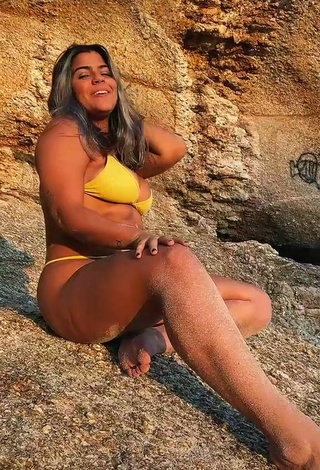 2. Fina Julia Antunes Enseña Escote Con Bikini Amarillo En La Playa