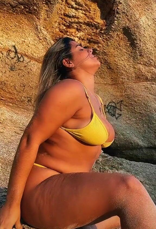 4. Fina Julia Antunes Enseña Escote Con Bikini Amarillo En La Playa