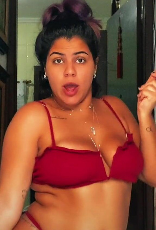 2. Adorable Julia Antunes Enseña Escote Con Bikini Rojo Y Tetas Saltarinas