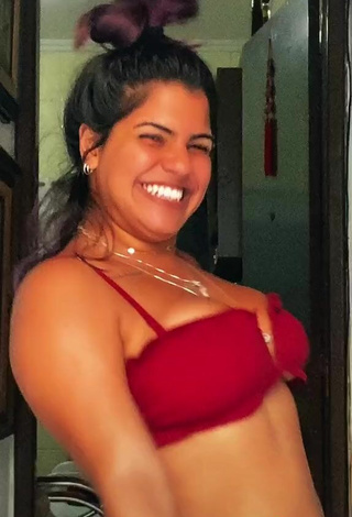 5. Adorable Julia Antunes Enseña Escote Con Bikini Rojo Y Tetas Saltarinas