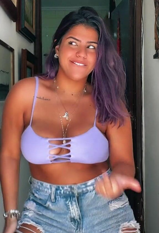 Hermosa Julia Antunes enseña escote con Top Corto Morado