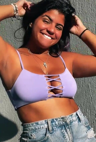 Magnética Julia Antunes enseña escote con Top Corto Morado