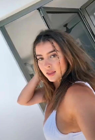 3. Sexy Kalani Hilliker Con Sujetador De Bikini En El Balcón