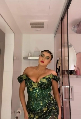 4. Sexy Kalani Hilliker Enseña Escote Con Vestido Verde