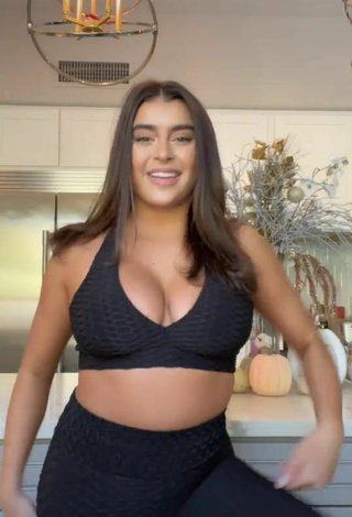 Sexy Kalani Hilliker enseña escote con Top Corto Negro