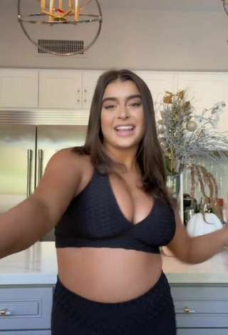 4. Sexy Kalani Hilliker Enseña Escote Con Top Corto Negro