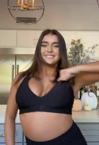 5. Sexy Kalani Hilliker Enseña Escote Con Top Corto Negro