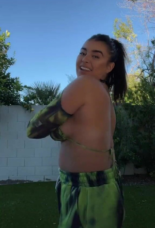 4. Sexy Kalani Hilliker Con Top Bombacho Sin Brasier Y Tetas Saltarinas