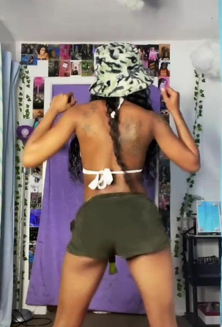 4. Atractiva Kam Tunechi Con Seductores Sujetador De Bikini Mientras Hace Twerking