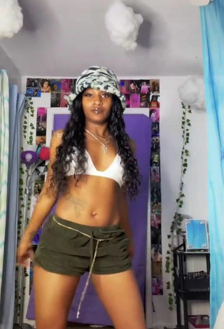 1. Hermosa Kam Tunechi Con Sujetador De Bikini Mientras Hace Twerking Y Tetas Saltarinas