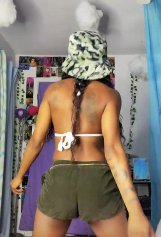 5. Hermosa Kam Tunechi Con Sujetador De Bikini Mientras Hace Twerking Y Tetas Saltarinas