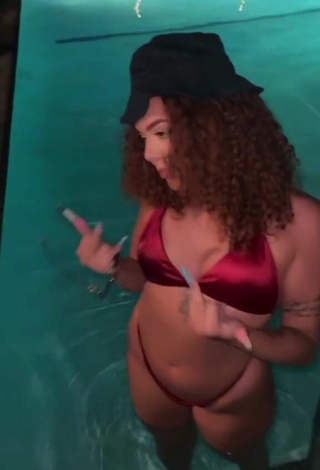 Caliente Kayla Granda con Bikini Rojo en la piscina