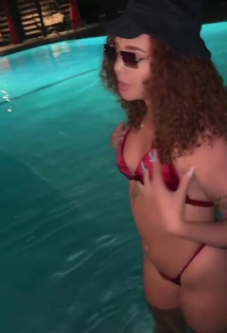 3. Caliente Kayla Granda Con Bikini Rojo En La Piscina