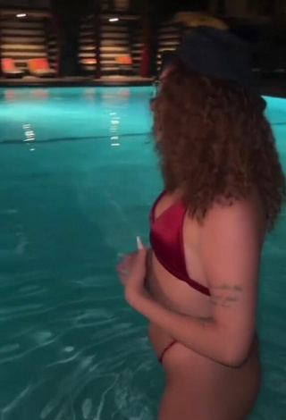 5. Caliente Kayla Granda Con Bikini Rojo En La Piscina