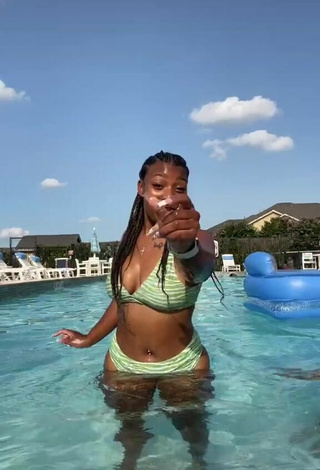 Bonita Keara Wilson enseña escote con Bikini Rayas en la piscina