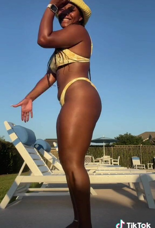 3. Más Caliente Keara Wilson Con Bikini Amarillo