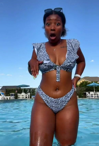 Atractiva Keara Wilson enseña escote con Seductores Bikini en la piscina