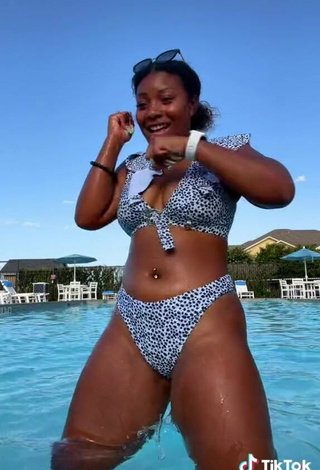 3. Atractiva Keara Wilson Enseña Escote Con Seductores Bikini En La Piscina