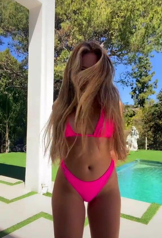 Adorable Michelle Kennelly con Bikini Rosado Margarita en la piscina