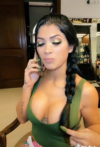 2. Hermosa Kimberly Flores Enseña Escote Con Top Verde