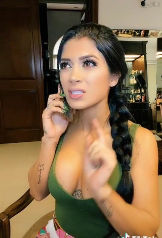 3. Hermosa Kimberly Flores Enseña Escote Con Top Verde