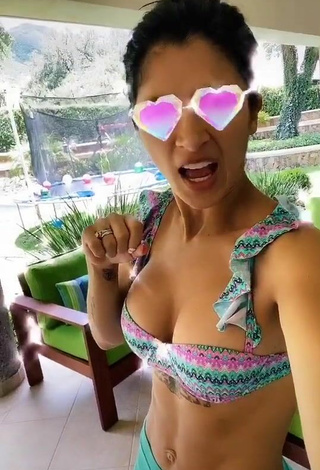 4. Adorable Kimberly Flores Enseña Escote Con Sujetador De Bikini