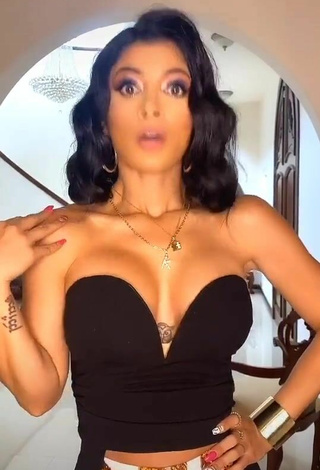 Maravillosa Kimberly Flores enseña escote con Top Corto Negro