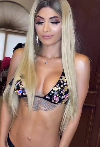 Bonita Kimberly Flores enseña escote con Bikini