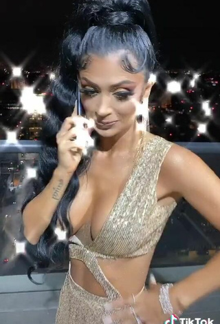 3. Atractiva Kimberly Flores Enseña Escote Con Provocativos Vestido Dorado