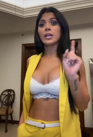 Cariño Kimberly Flores enseña escote con Sensuales Top Corto Blanco