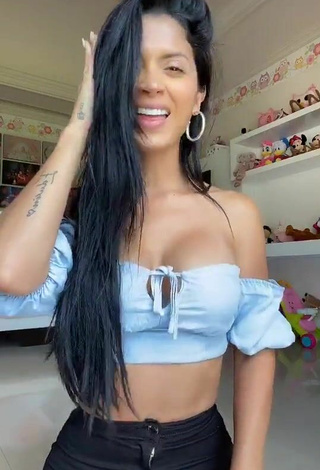 Atractiva Kimberly Flores enseña escote con Seductores Top Corto Azul