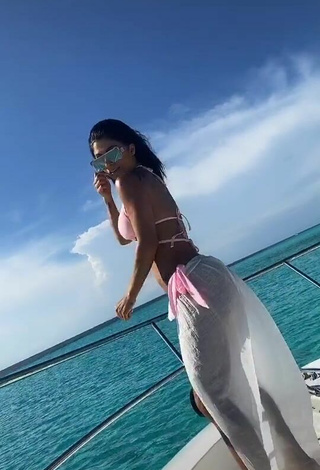 3. Hermosa Kimberly Flores Con Sujetador De Bikini En Un Barco