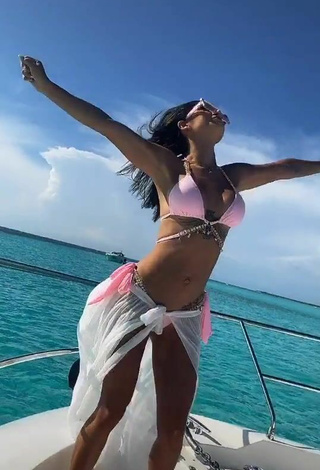 5. Hermosa Kimberly Flores Con Sujetador De Bikini En Un Barco