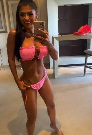 Hermosa Kimberly Flores enseña escote con Bikini