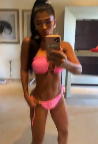 2. Hermosa Kimberly Flores Enseña Escote Con Bikini