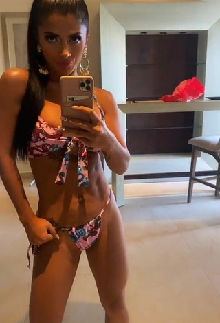 3. Hermosa Kimberly Flores Enseña Escote Con Bikini